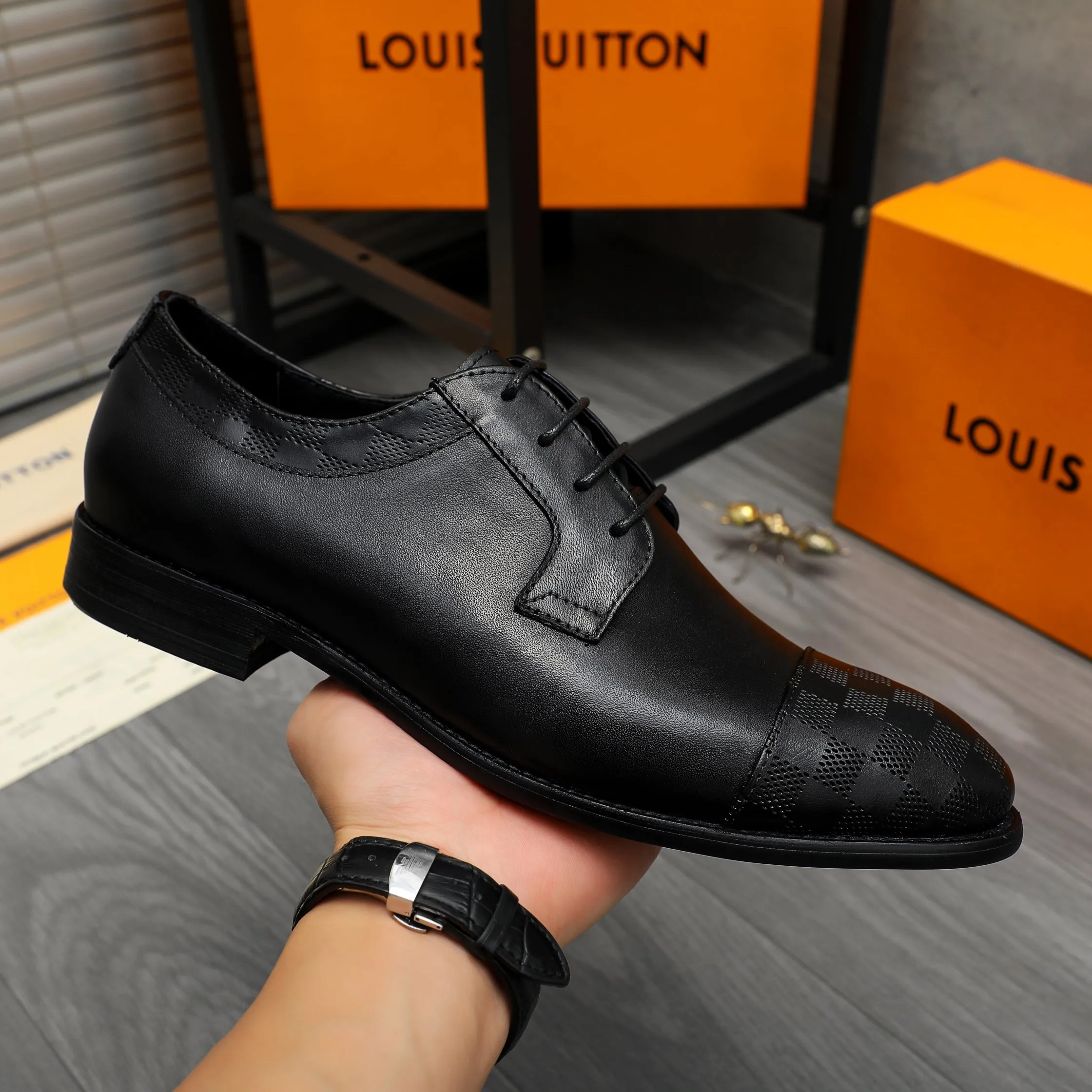 Men's shoes 💰p460 Product trademark: LV (Louis Vuitton) business lace-up leather shoes True size: 39-44 Product material: Selected cowhide stitching classic embossed upper, cowhide lining, original rubber outsole